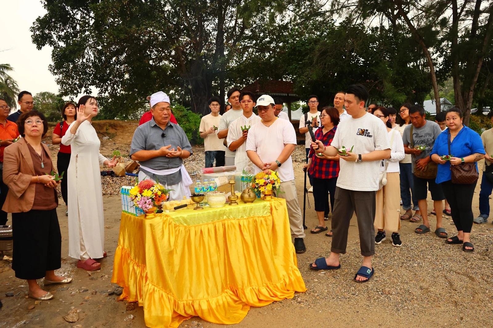 善信在 Desaru 海边参与祭拜供养龙王仪式